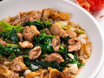 Noodle-with-Gravy-Sauce-(Rad-Na)-with-Chicken