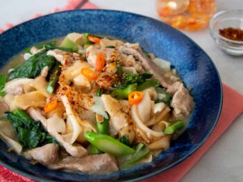 Noodle-with-Gravy-Sauce-(Rad-Na)-with-Seafood