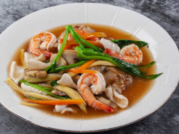 Noodle-with-Gravy-Sauce-(Rad-Na)-with-Squid