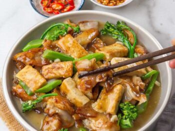 Noodle-with-Gravy-Sauce-(Rad-Na)-with-Tofu