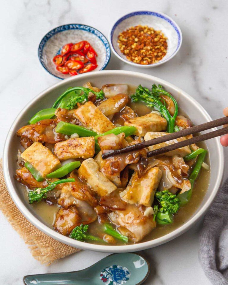 Noodle-with-Gravy-Sauce-(Rad-Na)-with-Tofu - ThaiMantra Pattaya Noodle-with-Gravy-Sauce-(Rad-Na)-with-Tofu